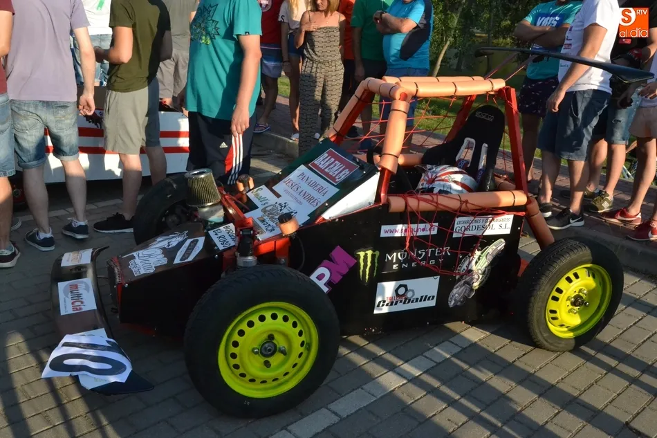 Foto 10 - Derroche de originalidad en una carrera de autos locos con gran seguimiento de p&uacute;blico  
