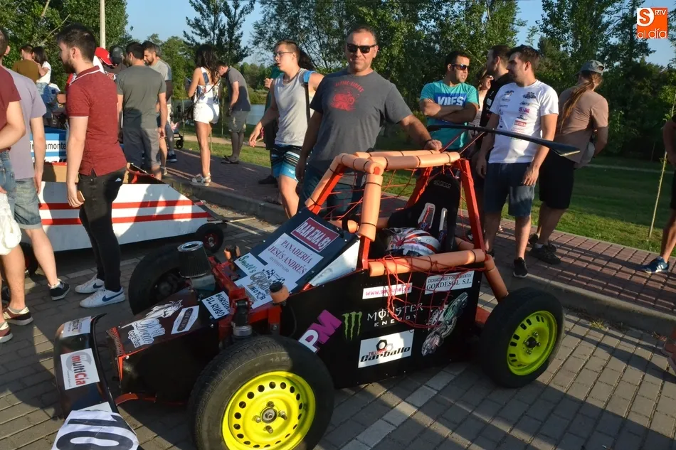 Foto 9 - Derroche de originalidad en una carrera de autos locos con gran seguimiento de p&uacute;blico  