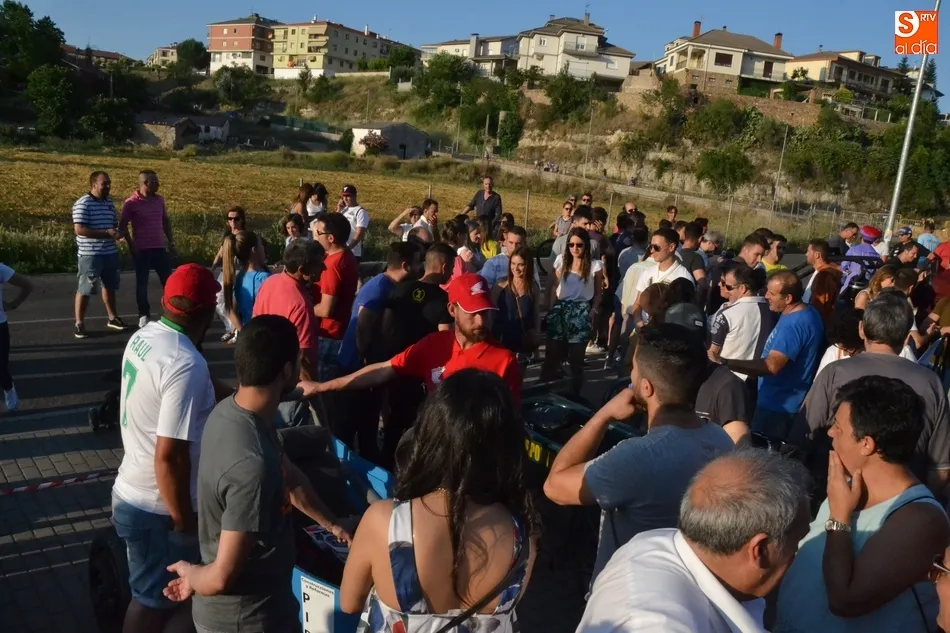 Foto 8 - Derroche de originalidad en una carrera de autos locos con gran seguimiento de p&uacute;blico  