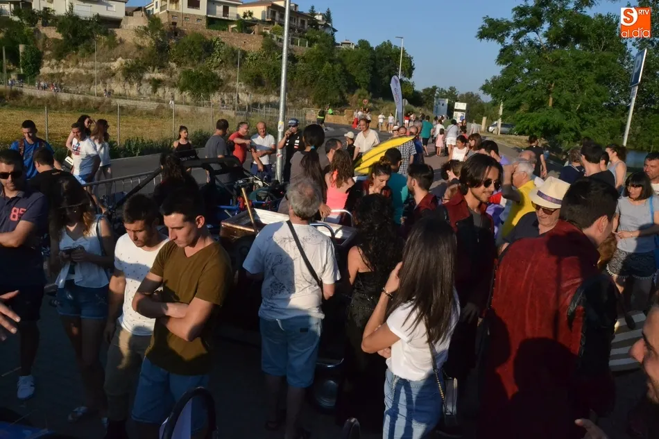 Foto 7 - Derroche de originalidad en una carrera de autos locos con gran seguimiento de p&uacute;blico  