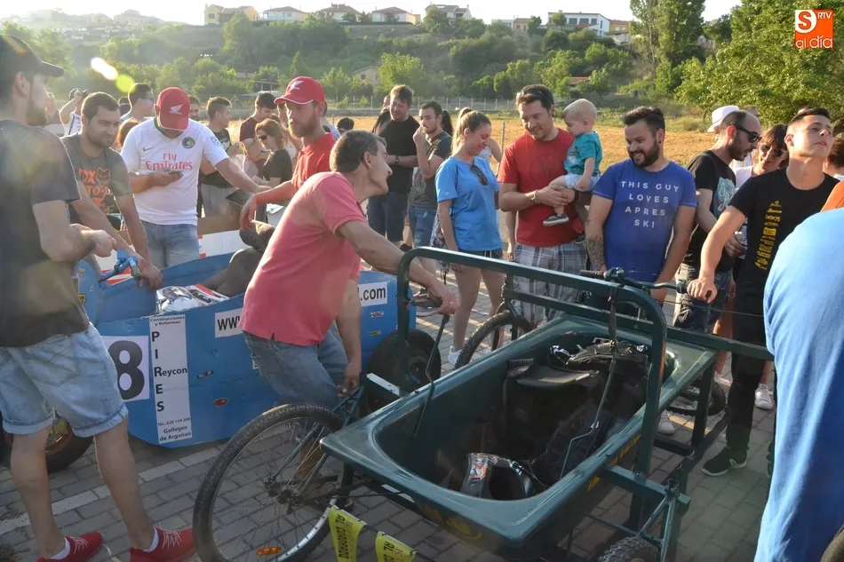 Foto 6 - Derroche de originalidad en una carrera de autos locos con gran seguimiento de p&uacute;blico  