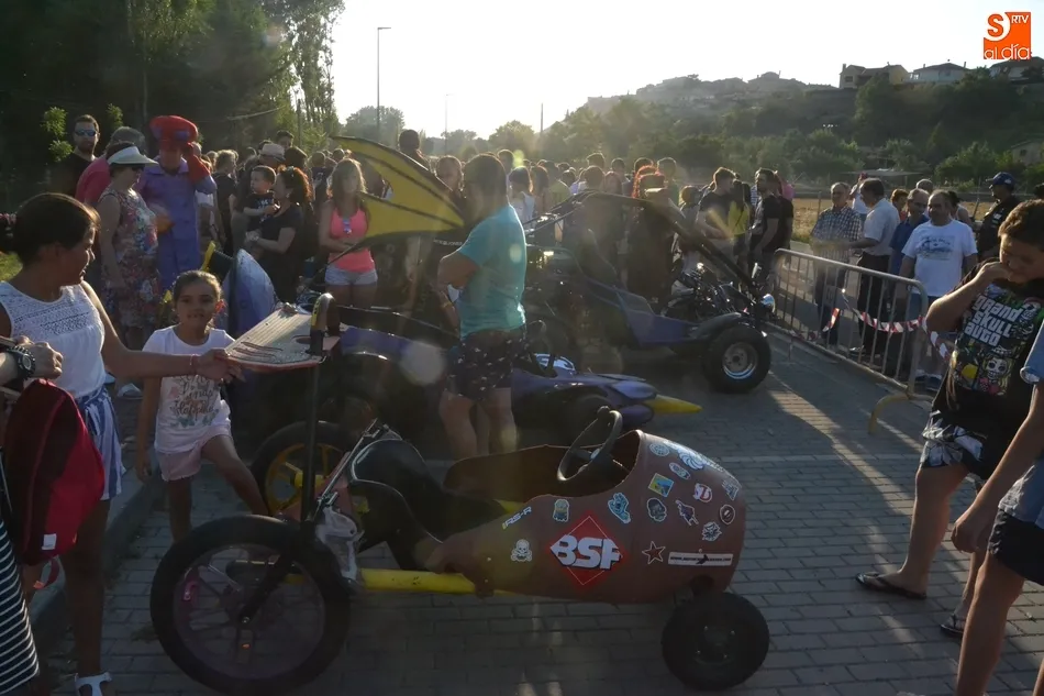 Foto 5 - Derroche de originalidad en una carrera de autos locos con gran seguimiento de p&uacute;blico  