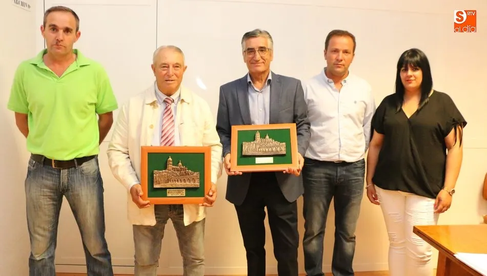 El alcalde, Bernabé Gil, le hacía entrega al pregonero (centro), de una placa en recuerdo de este día / CORRAL