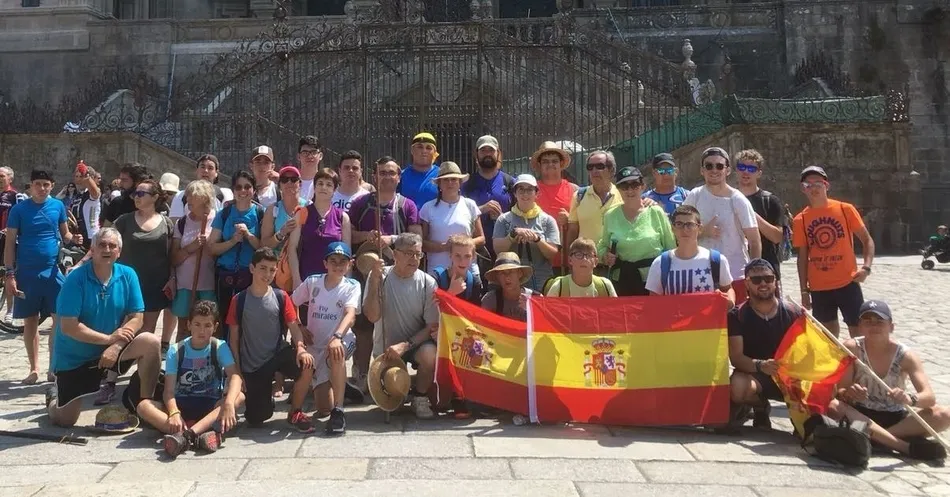 El grupo de jóvenes que ha peregrinado a Santiago alcanza la Plaza del Obradoiro  