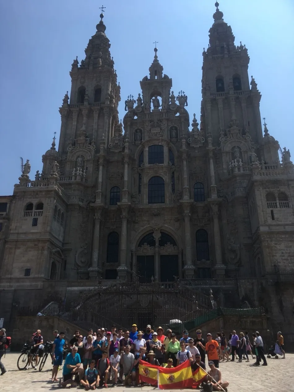 Foto 2 - El grupo de j&oacute;venes que ha peregrinado a Santiago alcanza la Plaza del Obradoiro  