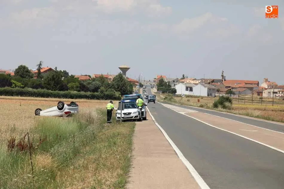 Foto 6 - Trasladadas dos personas al hospital tras volcar su veh&iacute;culo en Calvarrasa  