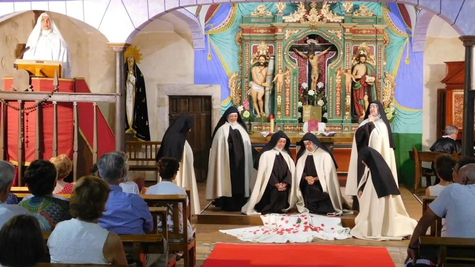 Representación de Teresa, la jardinera de la luz, en esta ocasión en la ermita de Cipérez