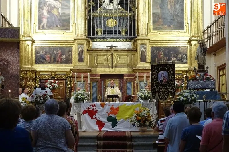 Feligreses asisten a la celebración