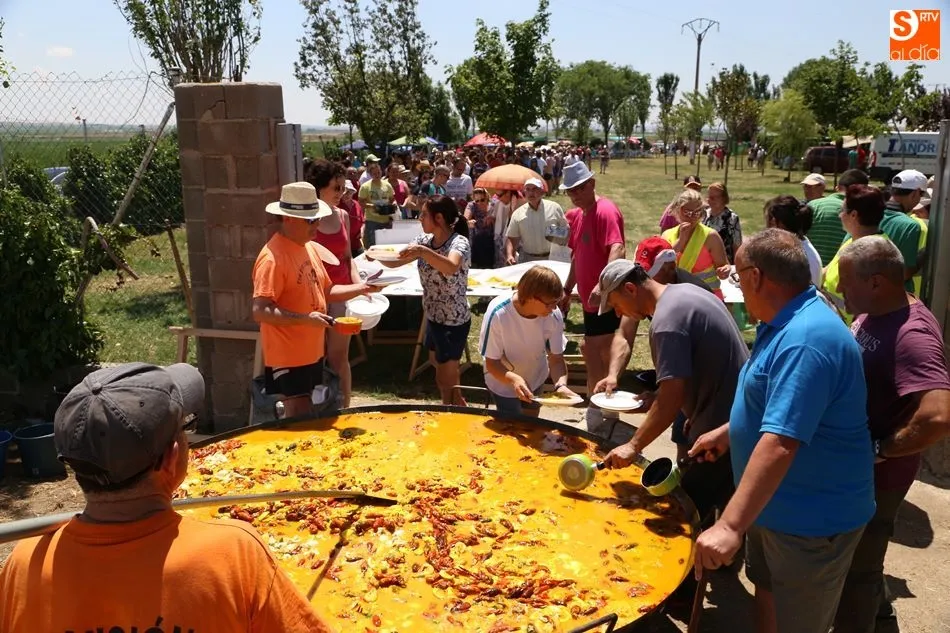 Unas 1.500 personas han degustado la paella en la zona de acampada