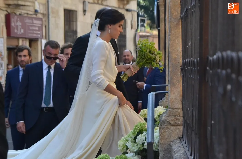 Ignacio Sánchez Galán y su hija entrando en la Iglesia de Cerralbo