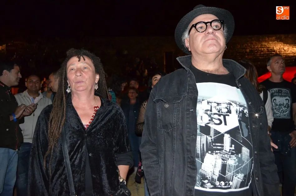 Foto 11 - Nueve bandas de artistas llenan de Blues la plaza de toros de El Casta&ntilde;ar  