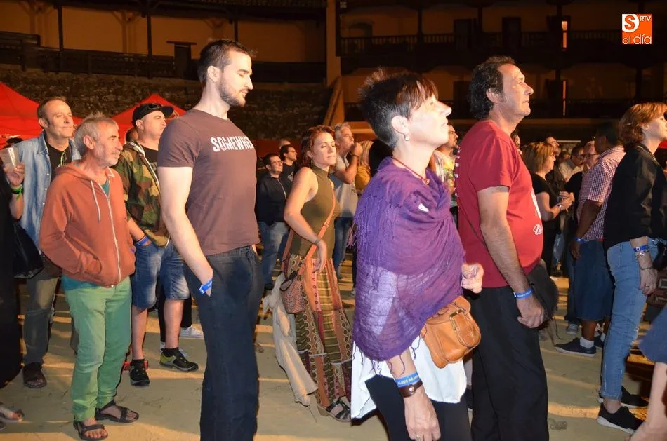 Foto 9 - Nueve bandas de artistas llenan de Blues la plaza de toros de El Casta&ntilde;ar  