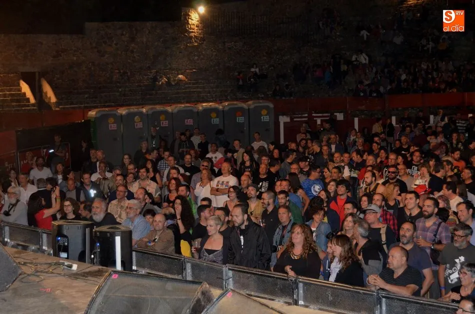Foto 7 - Nueve bandas de artistas llenan de Blues la plaza de toros de El Casta&ntilde;ar  
