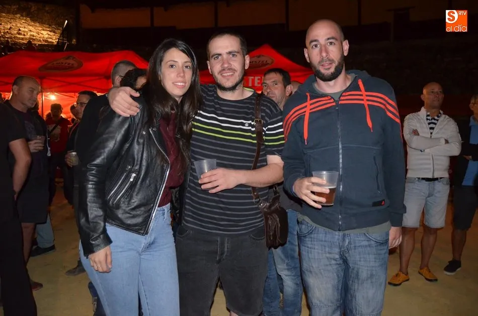 Foto 3 - Nueve bandas de artistas llenan de Blues la plaza de toros de El Casta&ntilde;ar  