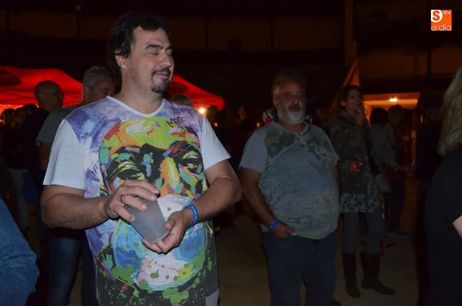 Foto 2 - Nueve bandas de artistas llenan de Blues la plaza de toros de El Casta&ntilde;ar  