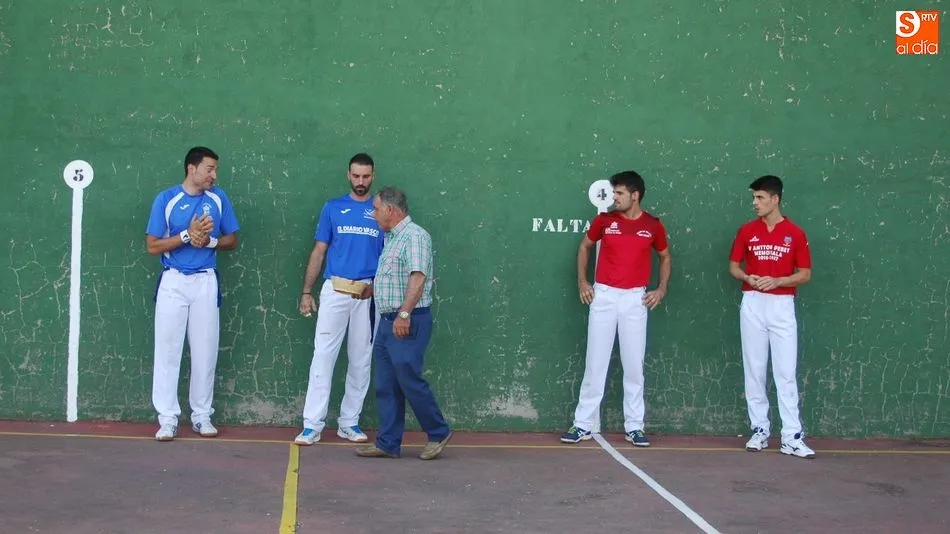 Espinal y Marín (de rojo) y Yoldi y García (de azul) antes del partido en Guadramiro / SILVESTRE
