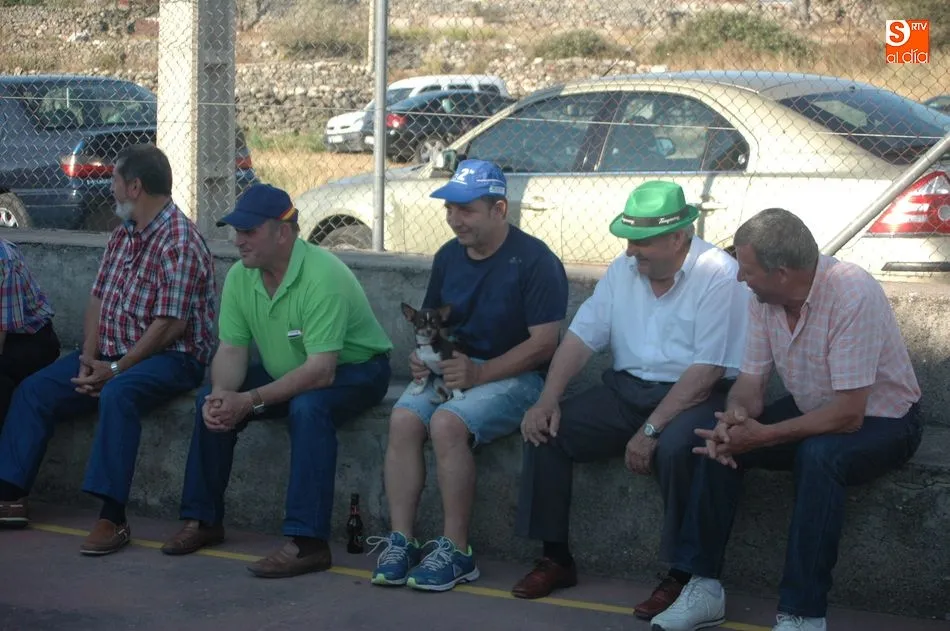 Foto 11 - Los aficionados disfrutan de un disputado partido de pelota a mano  