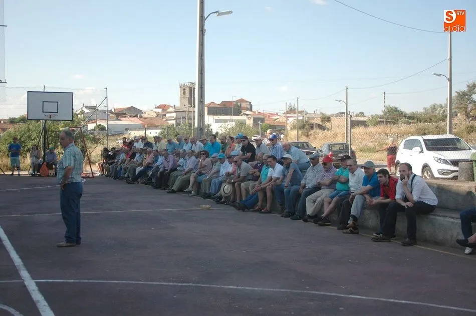 Foto 10 - Los aficionados disfrutan de un disputado partido de pelota a mano  