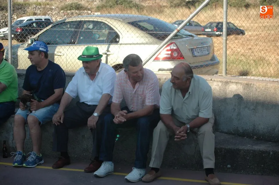 Foto 9 - Los aficionados disfrutan de un disputado partido de pelota a mano  