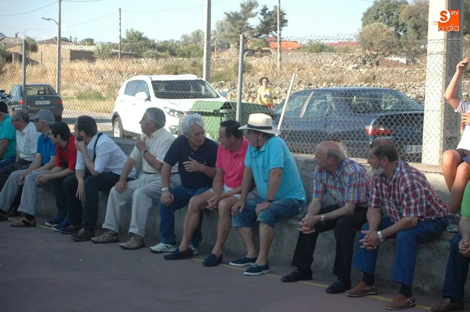 Foto 8 - Los aficionados disfrutan de un disputado partido de pelota a mano  