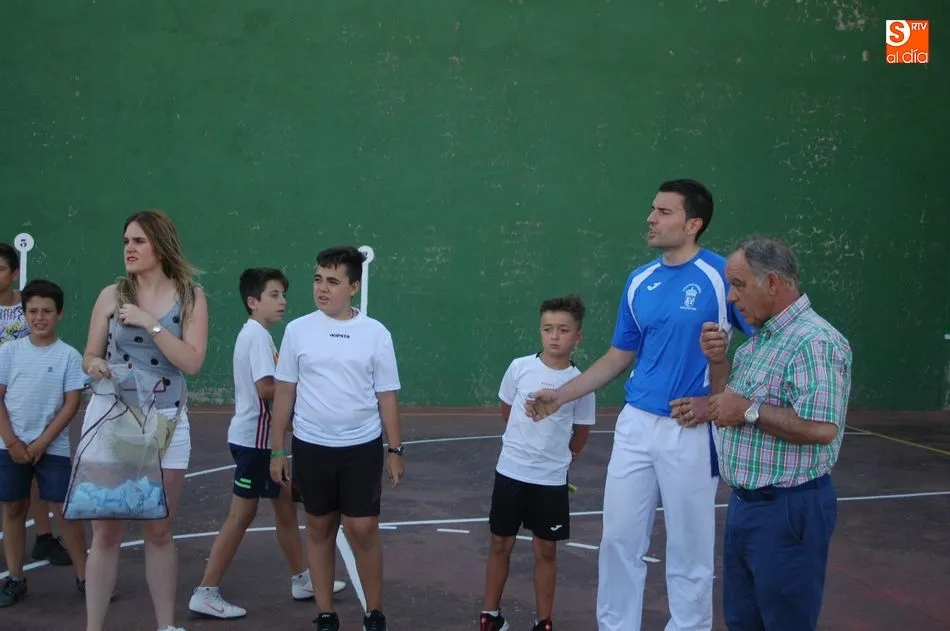 Foto 7 - Los aficionados disfrutan de un disputado partido de pelota a mano  