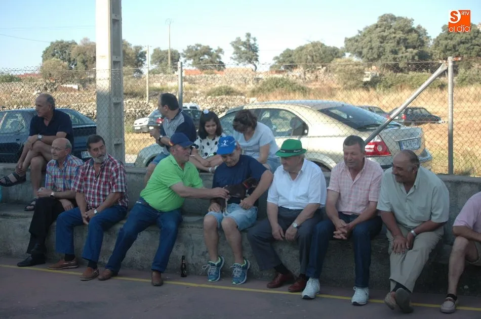 Foto 6 - Los aficionados disfrutan de un disputado partido de pelota a mano  