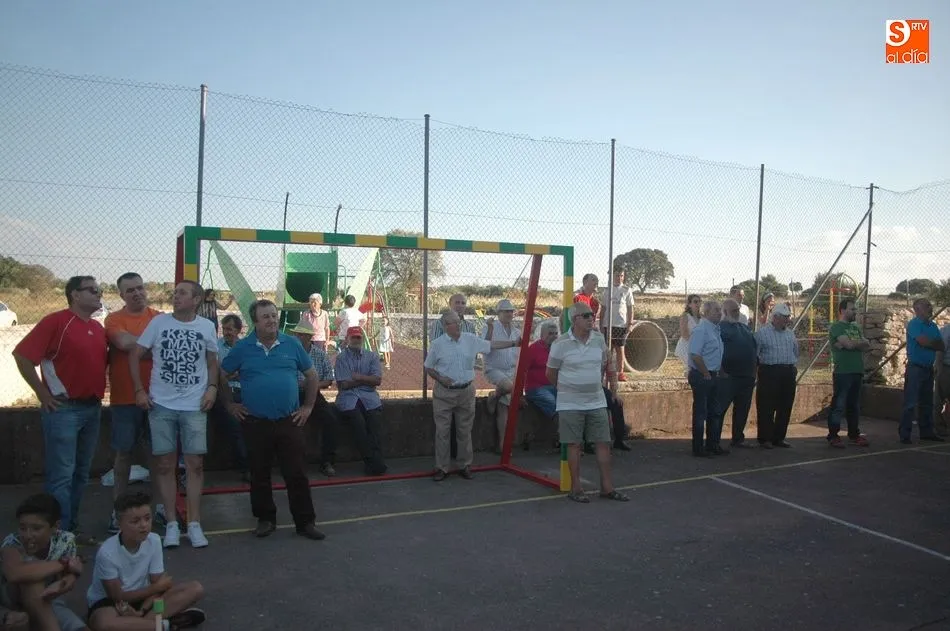 Foto 5 - Los aficionados disfrutan de un disputado partido de pelota a mano  