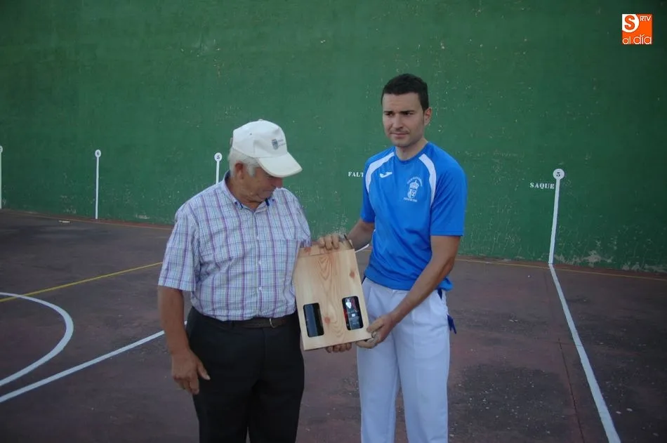 Foto 4 - Los aficionados disfrutan de un disputado partido de pelota a mano  