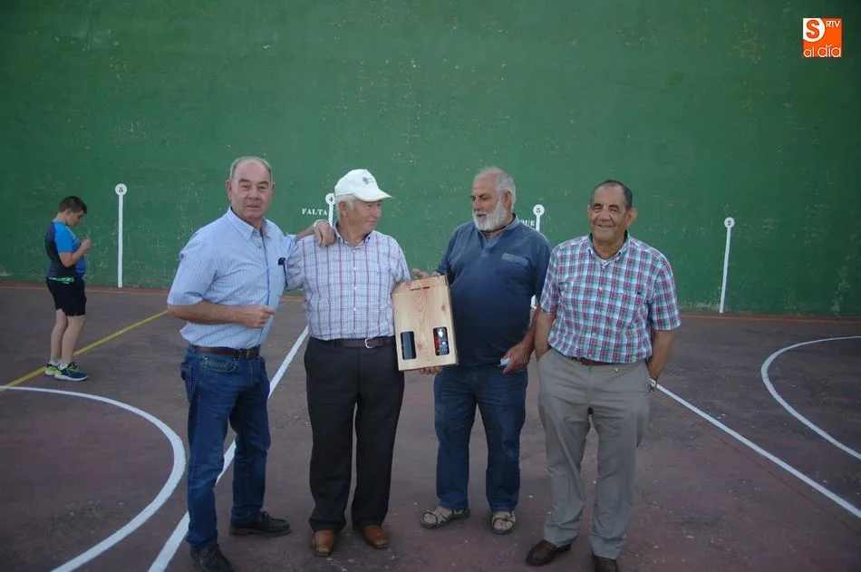 Foto 3 - Los aficionados disfrutan de un disputado partido de pelota a mano  
