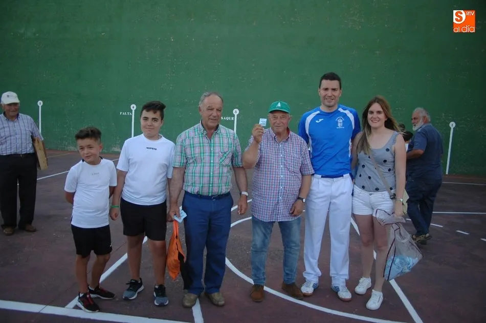Foto 2 - Los aficionados disfrutan de un disputado partido de pelota a mano  