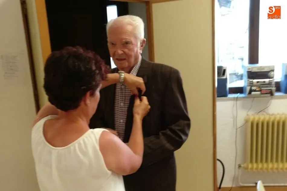 Foto 11 - Anselmo Santos recibe la insignia de su nombramiento como Hijo Adoptivo de El Cerro  