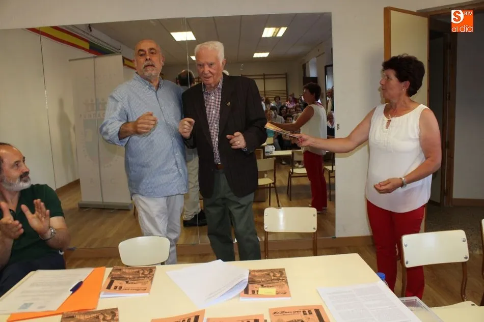 Foto 8 - Anselmo Santos recibe la insignia de su nombramiento como Hijo Adoptivo de El Cerro  