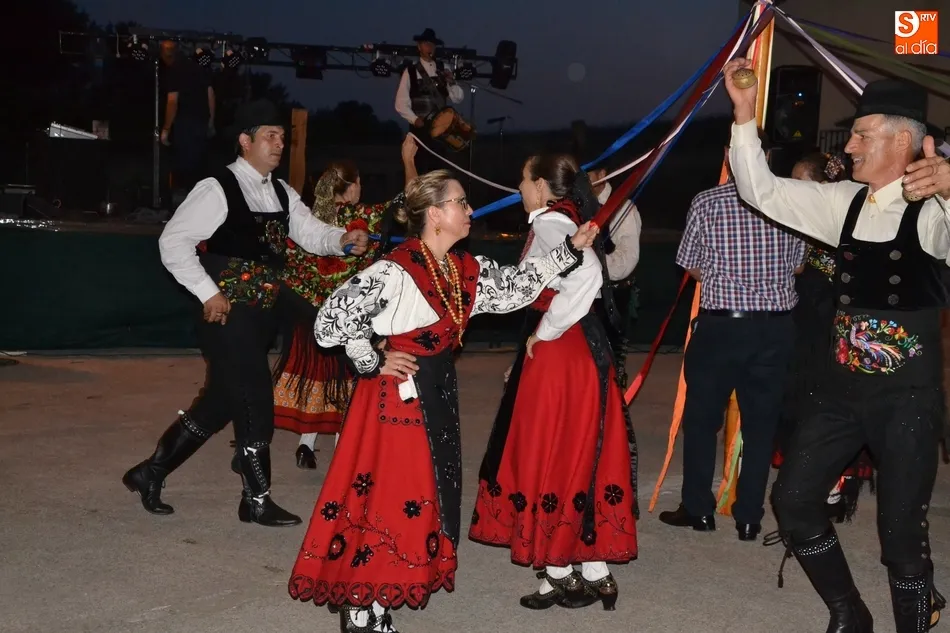 Foto 11 - La Avenida de Espa&ntilde;a y Casas de Mart&iacute;n B&aacute;ez baila en sus fiestas &lsquo;Al Son del Tamboril&rsquo;  