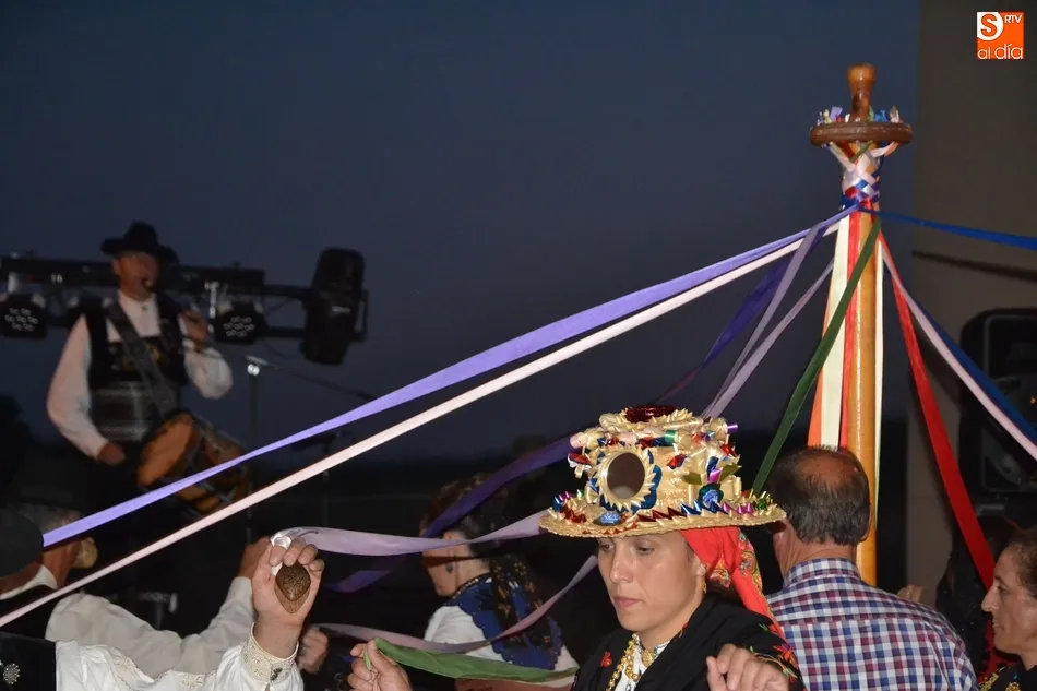 Foto 8 - La Avenida de Espa&ntilde;a y Casas de Mart&iacute;n B&aacute;ez baila en sus fiestas &lsquo;Al Son del Tamboril&rsquo;  