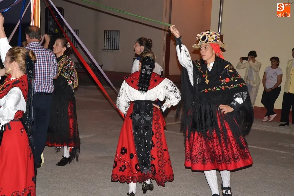 Foto 10 - La Avenida de Espa&ntilde;a y Casas de Mart&iacute;n B&aacute;ez baila en sus fiestas &lsquo;Al Son del Tamboril&rsquo;  