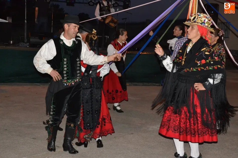 Foto 9 - La Avenida de Espa&ntilde;a y Casas de Mart&iacute;n B&aacute;ez baila en sus fiestas &lsquo;Al Son del Tamboril&rsquo;  