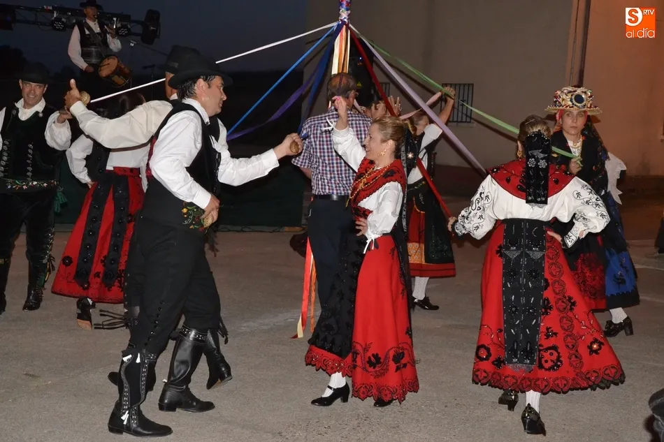 Foto 6 - La Avenida de Espa&ntilde;a y Casas de Mart&iacute;n B&aacute;ez baila en sus fiestas &lsquo;Al Son del Tamboril&rsquo;  
