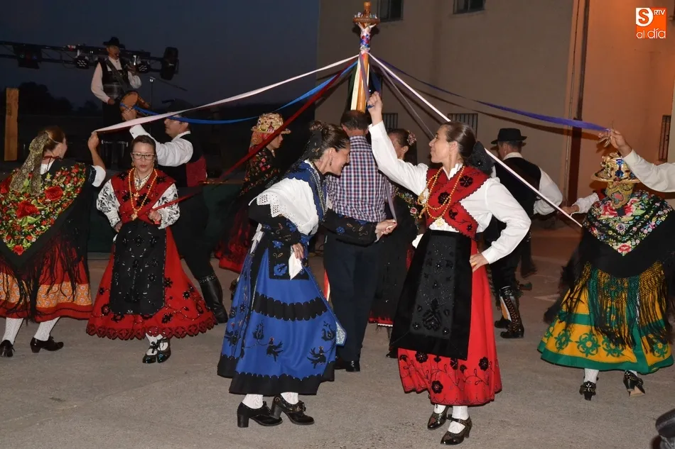Foto 7 - La Avenida de Espa&ntilde;a y Casas de Mart&iacute;n B&aacute;ez baila en sus fiestas &lsquo;Al Son del Tamboril&rsquo;  