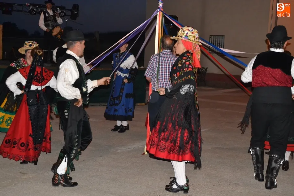 Foto 5 - La Avenida de Espa&ntilde;a y Casas de Mart&iacute;n B&aacute;ez baila en sus fiestas &lsquo;Al Son del Tamboril&rsquo;  