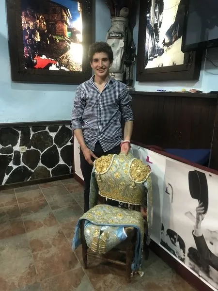 Foto 2 - El torero Valent&iacute;n Hoyos recibe el traje&nbsp;que lucir&aacute; el pr&oacute;ximo jueves en las nocturnas de La...