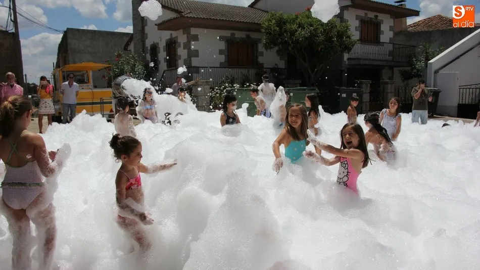 Los más pequeños disfrutaban este domingo de la fiesta de la espuma en Guadramiro