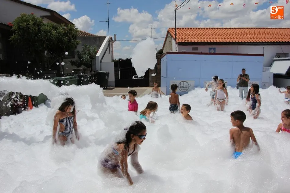 Foto 7 - La diversi&oacute;n y la espuma toman la plaza de Guadramiro