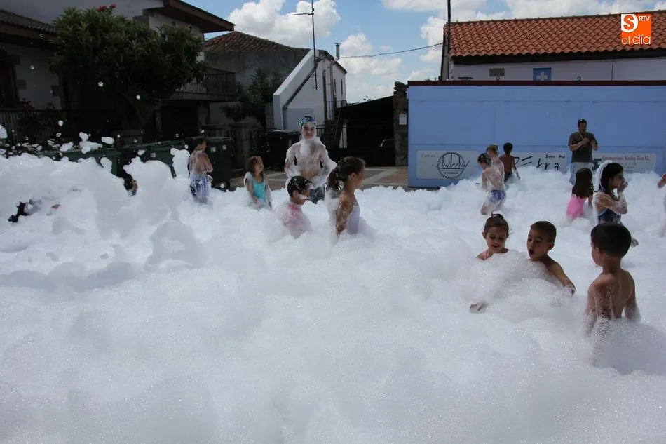Foto 5 - La diversi&oacute;n y la espuma toman la plaza de Guadramiro