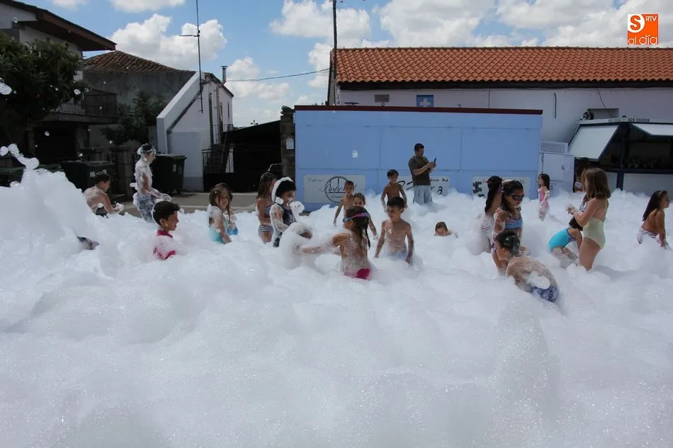 Foto 4 - La diversi&oacute;n y la espuma toman la plaza de Guadramiro