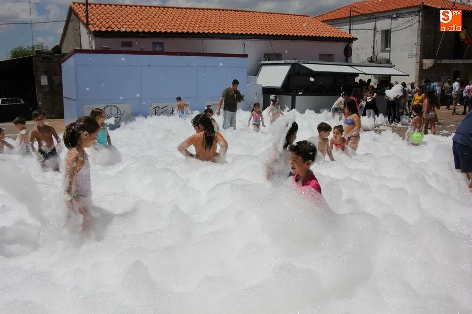 Foto 3 - La diversi&oacute;n y la espuma toman la plaza de Guadramiro