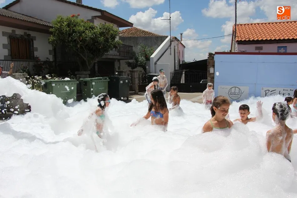Foto 2 - La diversi&oacute;n y la espuma toman la plaza de Guadramiro