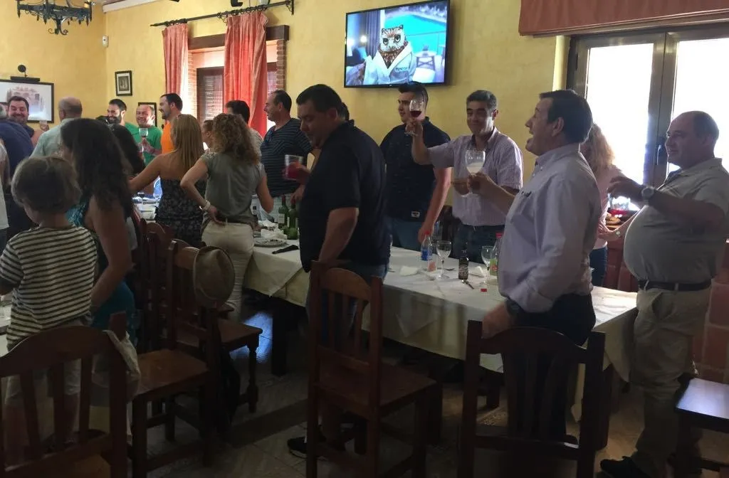 Foto 2 - Los Amigos de la Vaca brindan por anticipado por el &eacute;xito del novedoso encierro veraniego  