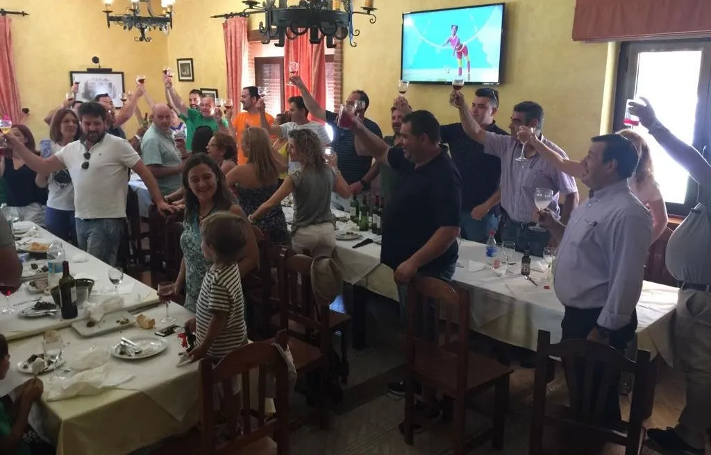 Los Amigos de la Vaca brindan por anticipado por el éxito del novedoso encierro veraniego  