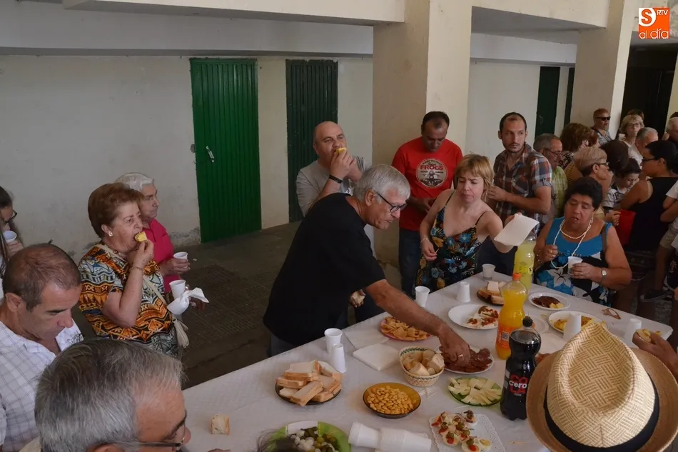Foto 4 - Los vecinos del Barrio Nuevo se re&uacute;nen en torno a la mesa  