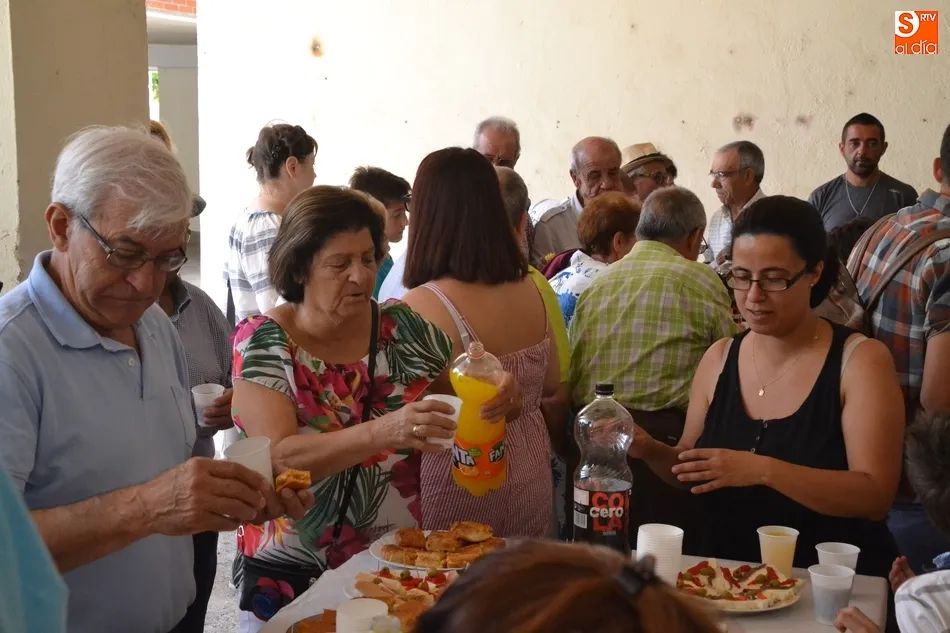 Foto 8 - Los vecinos del Barrio Nuevo se re&uacute;nen en torno a la mesa  